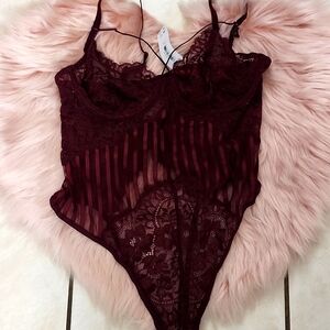 Brand New LA SENZA FLORAL LACE CROTCH-LESS BODYSUIT-L
